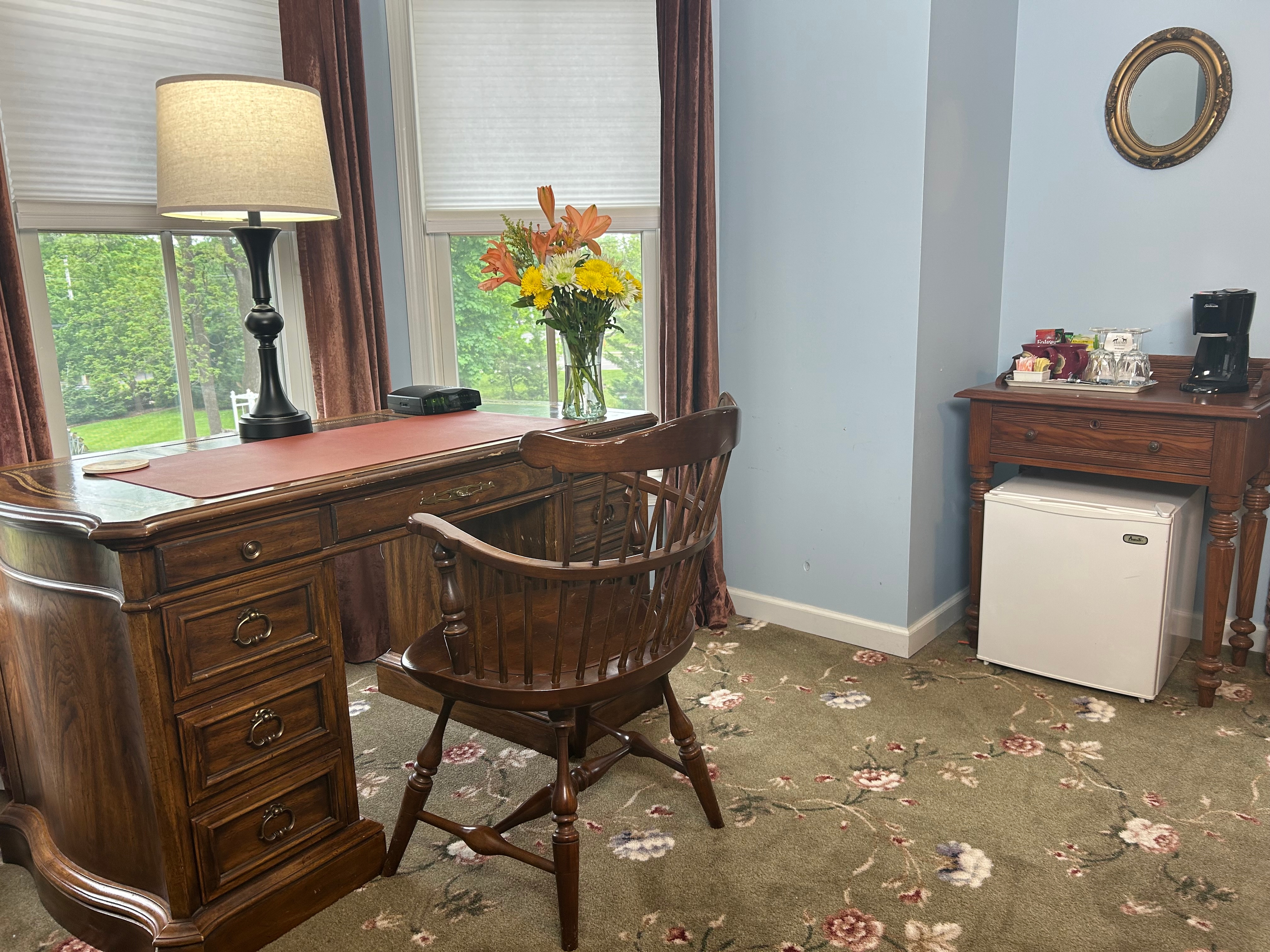 Desk / Bay Windows / Mini Fridge